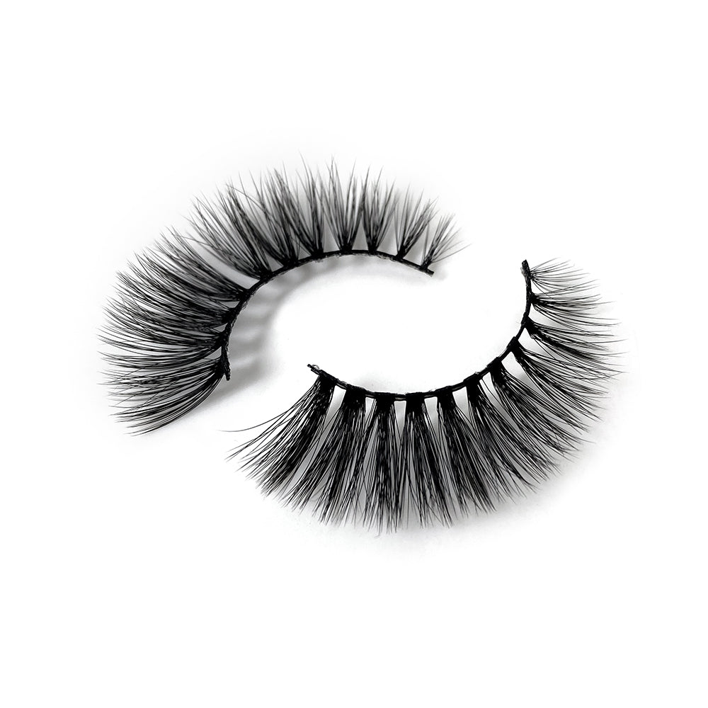 DIANA WISPY LASH CLOSE UP